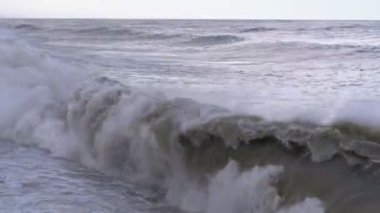 Deniz fırtınası. Kilitlenme ve ilaçlama sahilde büyük dalgalar vardır