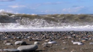 Deniz fırtınası. Alt görünümü Stony kıyı. Büyük dalgalar kumsalda kilitlenme vardır