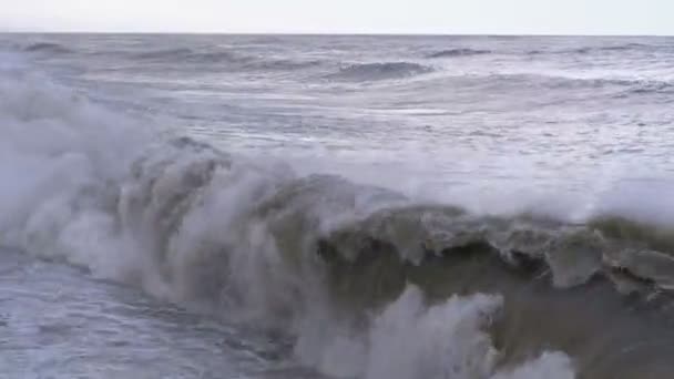 Tempestade no mar. Ondas enormes estão batendo e pulverizando na costa — Vídeo de Stock