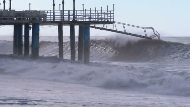 Морской Шторм Большие Волны Разбиваются Пирсе Недалеко Берега Мощная Сила — стоковое видео
