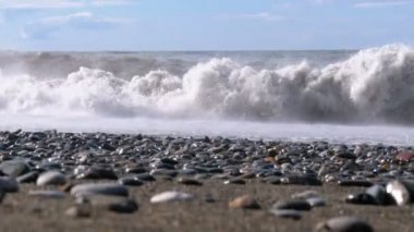 Deniz fırtınası. Alt görünümü Stony kıyı. Büyük dalgalar kumsalda kilitlenme vardır