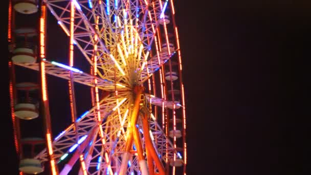 Riesenrad leuchtet in der Nacht — Stockvideo