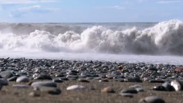 Tormenta en el mar. Vista inferior de la costa pedregosa. Grandes olas se estrellan en la playa — Vídeos de Stock