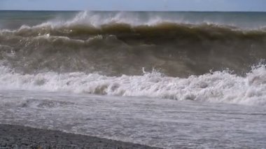 Deniz fırtınası. Büyük dalgalar kilitlenme ve ilaçlama plaj vardır. Ağır çekim