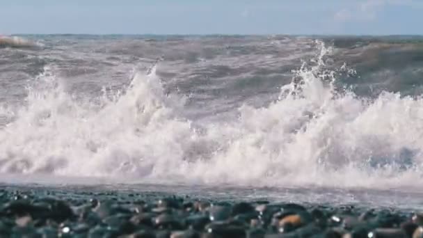 Storm op zee. Onderaanzicht van de Stony oever. Enorme golven zijn verplettert op het strand — Stockvideo