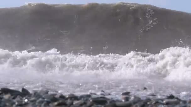 Tempestade no mar. Vista inferior da costa pedregosa. Ondas enormes estão batendo na praia — Vídeo de Stock