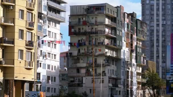 도시의 가난한 지역에 있는 집 사이 빨랫줄에 옷을 건조. — 비디오