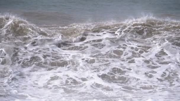 Tempête sur la mer. D'énormes vagues s'écrasent et pulvérisent sur le rivage. Mouvement lent — Video
