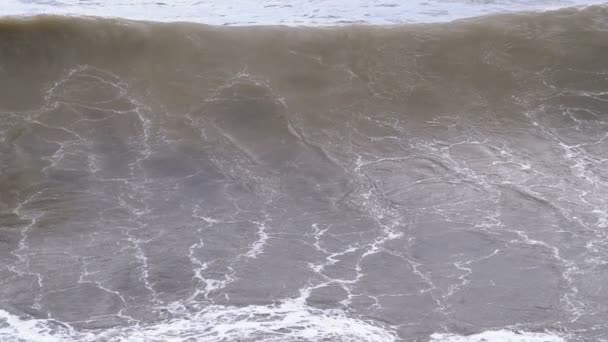 Tempête sur la mer. D'énormes vagues s'écrasent et pulvérisent sur le rivage. Mouvement lent — Video