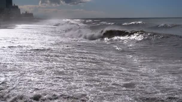 海上风暴 巨浪在海岸上破碎和喷水 以180帧 秒为目标的慢动作 大自然强大的力量冲击着巨浪的海滩 飓风中的一场猛烈风暴 — 图库视频影像