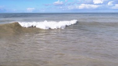 Deniz fırtınası. Büyük dalgalar kilitlenme ve ilaçlama sahilde vardır. Ağır çekim