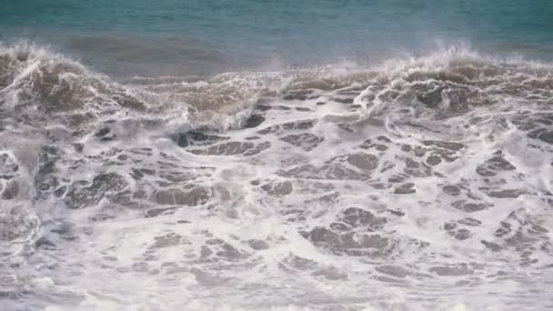 Tempesta sul mare. Onde enormi si stanno schiantando e spruzzando sulla riva. Rallentatore — Video Stock