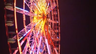 Dönme dolap ışıklar gece