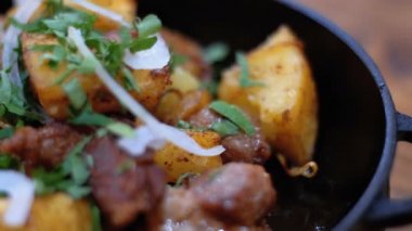 Ojahuri, Gürcü bir restoranda ahşap bir masa üzerinde bir tavada etli patates