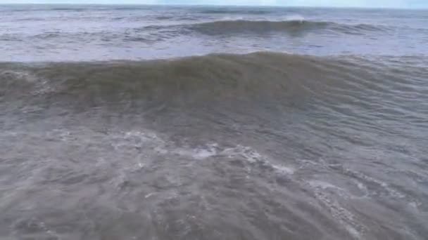 Tormenta en el mar. Grandes olas se estrellan y pulverizan en la orilla — Vídeos de Stock