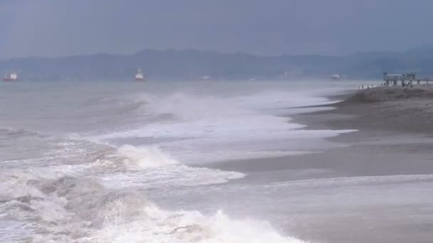 Sturm auf dem Meer. riesige Wellen krachen und sprühen auf das Ufer. batumi, georgien — Stockvideo