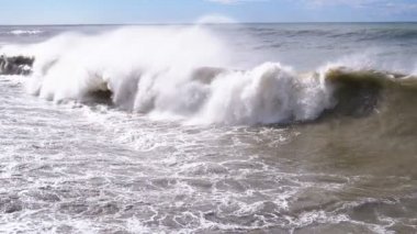 Deniz fırtınası. Büyük dalgalar kilitlenme ve ilaçlama sahilde vardır. Ağır çekimde 180 fps. Yakın çekim. Sahilde büyük dalgalar isabet doğanın güçlü gücü. Şiddetli bir fırtına kasırga yürürlükte