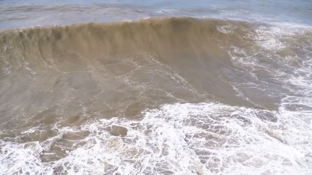 Буря на морі. Величезні хвилі розбиваються і обприскуються на березі. Повільний рух — стокове відео