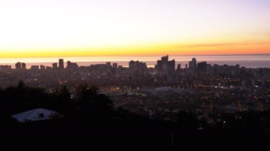 Gökdelenlerin siluetleri, gün batımına karşı büyük şehrin havadan görünümü