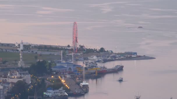 Vista superior do dique noturno de Batumi, roda gigante . — Vídeo de Stock