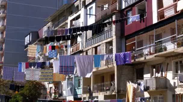 Pakaian kering di atas jemuran antara rumah-rumah di daerah miskin di kota . — Stok Video