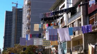 Şehrin yoksul bir alanda evleri arasında clothesline kıyafetlere kurutma.