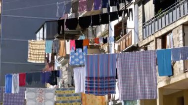 Şehrin yoksul bir alanda evleri arasında clothesline kıyafetlere kurutma.