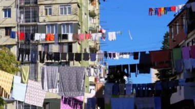 Asılı ve çok katlı bina şehrin fakir bir bölgede bir ip üzerinde kurutma kıyafetleri