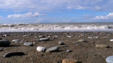 Deniz fırtınası. Alt görünümü Stony kıyı. Büyük dalgalar kumsalda kilitlenme vardır