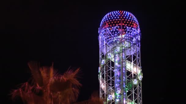 Alphabetturm in der Nacht auf dem Damm in Batumi, Georgien — Stockvideo