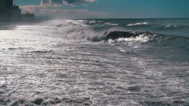 Deniz fırtınası. Büyük dalgalar kilitlenme ve ilaçlama plaj vardır. Ağır çekim