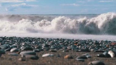 Deniz fırtınası. Alt görünümü Stony kıyı. Büyük dalgalar kumsalda kilitlenme vardır