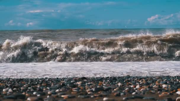 海の嵐 巨大な波は クラッシュとビーチで散布 180 Fps のスローモーション ストーニー海岸の底面 自然の力には 海岸に大きな波がクラッシュします 重度の主要な — ストック動画