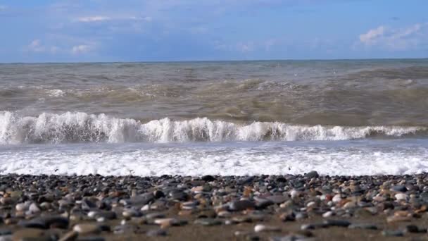 Tempête sur la mer. D'énormes vagues s'écrasent et pulvérisent sur la plage. Mouvement lent — Video