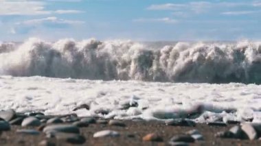 Deniz fırtınası. Alt görünümü Stony kıyı. Büyük dalgalar kumsalda kilitlenme vardır