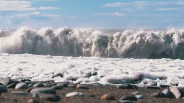 Tempestade no mar. Vista inferior da costa pedregosa. Ondas enormes estão batendo na praia — Vídeo de Stock