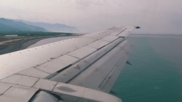 View from the Window on the Wing of a Passenger Aircraft Landing — Stock Video