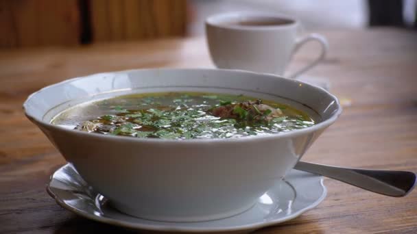 Assiette de soupe Khashlama traditionnelle géorgienne sur une table en bois dans un restaurant 