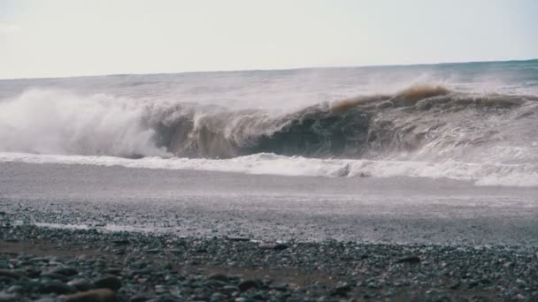 Tormenta en el mar. Grandes olas se estrellan y pulverizan en la playa. Moción lenta — Vídeo de stock