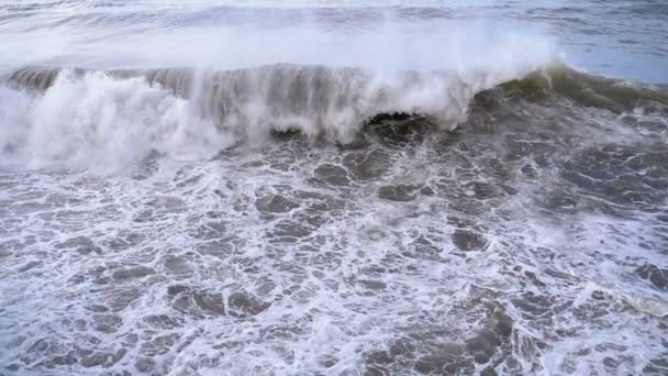 Tormenta en el mar. Grandes olas se están estrellando y rociando en la orilla. Moción lenta — Vídeos de Stock