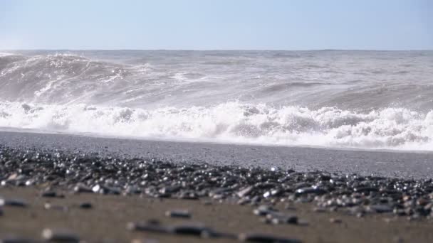 Storm op zee. Enorme golven zijn verplettert en sproeien op het strand. Slow Motion — Stockvideo