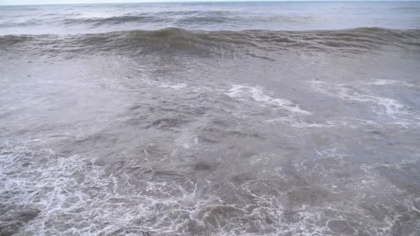 Tempestade no mar. Ondas enormes estão batendo e pulverizando na costa. Movimento lento — Vídeo de Stock
