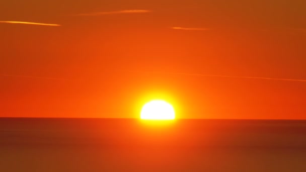 Pôr do sol sobre o mar — Vídeo de Stock