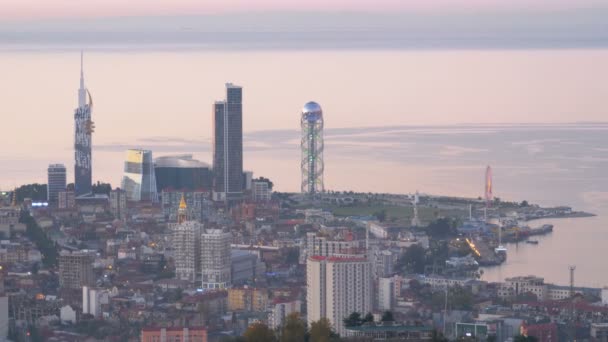 Kvällen banvallen av Batumi, pariserhjul, tornet av det Georgiska alfabetet. — Stockvideo