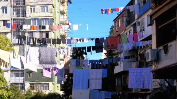 都市の貧困地区の家の間の洗濯物の乾燥の衣服. — ストック動画