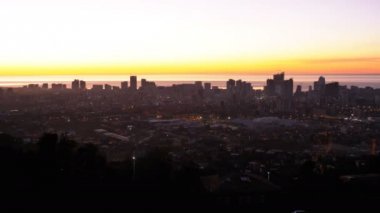 Gökdelenlerin siluetleri, gün batımına karşı büyük şehrin havadan görünümü