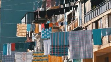 Asılı ve çok katlı bina şehrin fakir bir bölgede bir ip üzerinde kurutma kıyafetleri