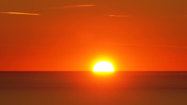 Ηλιοβασίλεμα πάνω από τη θάλασσα — Αρχείο Βίντεο