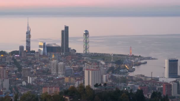 Vista panorámica del terraplén vespertino de Batumi, noria, torre del alfabeto georgiano — Vídeos de Stock