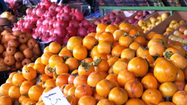 Vitrine avec Persimmon, Pommes, Poires, grenades et fruits différents sur le marché de la rue — Video